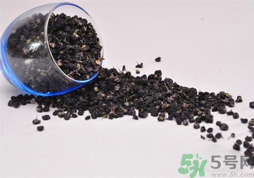 黑枸杞泡水是什么顏色？黑枸杞泡水是紫色的嗎？