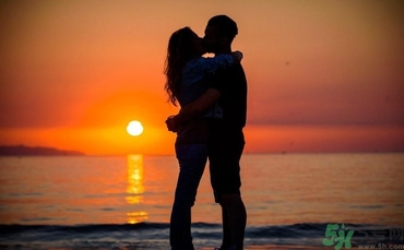 為什么女生喜歡咬男生？女生喜歡咬人是什么心理？