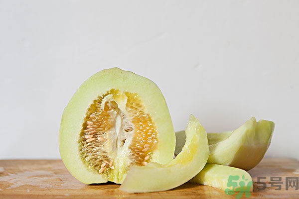 香瓜里面有紅點(diǎn)能吃嗎？香瓜瓤里面有紅點(diǎn)還能吃嗎？