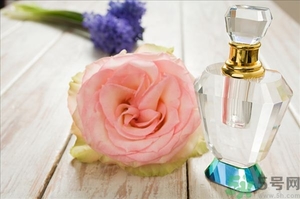 香水的前調(diào)中調(diào)后調(diào)是什么意思？香水前味中味后味啥意思？