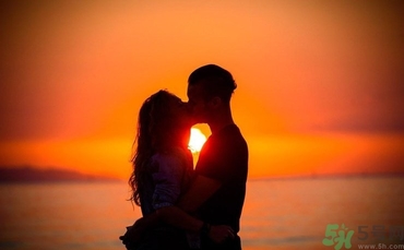 為什么女生喜歡咬男生？女生喜歡咬人是什么心理？