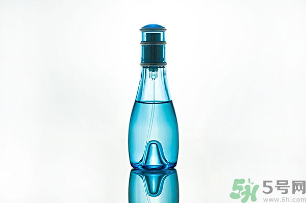 香水過(guò)敏了怎么辦？噴香水對(duì)身體有害嗎？