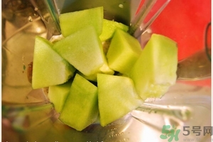 香瓜里面有紅點能吃嗎？香瓜瓤里面有紅點還能吃嗎？