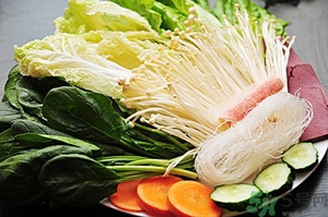 金針菇發(fā)霉了能吃嗎？金針菇長(zhǎng)白毛還能吃嗎？