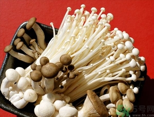 金針菇發(fā)霉了能吃嗎？金針菇長(zhǎng)白毛還能吃嗎？