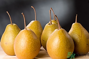 梨子碰傷后變色能吃嗎？梨子削皮后有變色的地方能吃嗎？