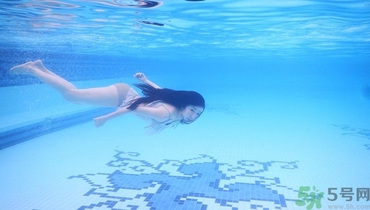 怎么快速學游泳？怎么游泳才不會往下沉？