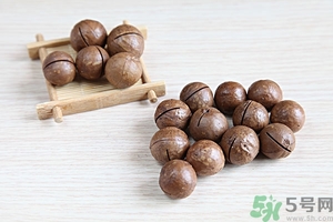 夏威夷果發(fā)黃好不好？夏威夷果這么硬怎么吃？