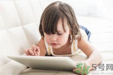 5歲男孩突然大叫頭疼 小孩玩平板電腦的危害有哪些？