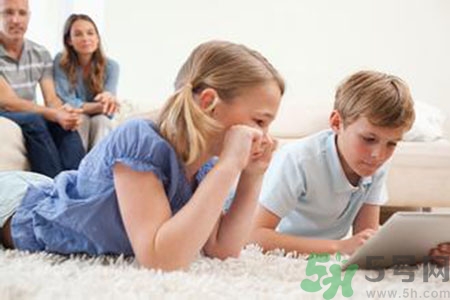 5歲男孩突然大叫頭疼 小孩玩平板電腦的危害有哪些？