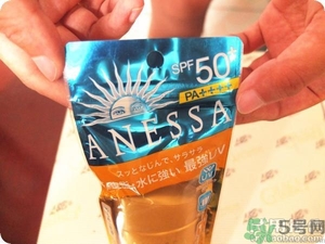 安耐曬為什么那么稀？安耐曬是水狀液體的嗎？