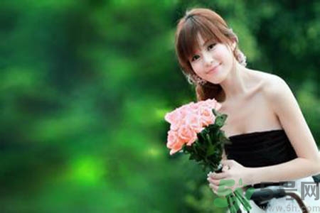 女人為什么一個胸大一個胸?。颗说膬蓚€胸為什么不一般大？