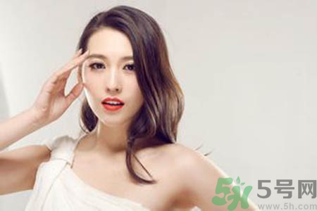 女人為什么一個胸大一個胸??？女人的兩個胸為什么不一般大？