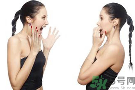 女人為什么一個胸大一個胸?。颗说膬蓚€胸為什么不一般大？