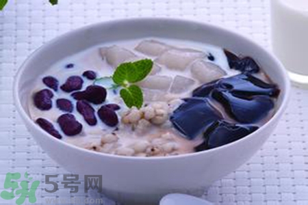 仙草是龜苓膏嗎？仙草和龜苓膏的區(qū)別？