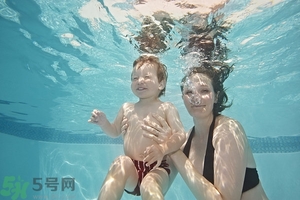 游完泳身上癢怎么回事？游泳完身上癢該怎么辦？