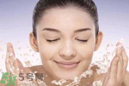 夏季臉上出油怎么回事？夏季臉上出油怎么辦？