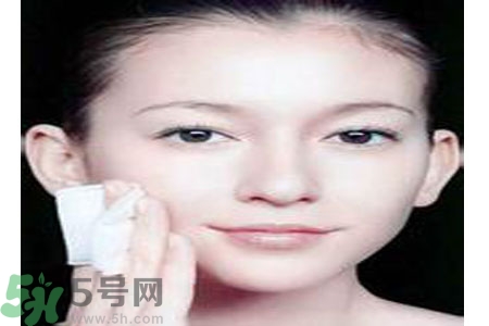 夏季臉上出油怎么回事？夏季臉上出油怎么辦？