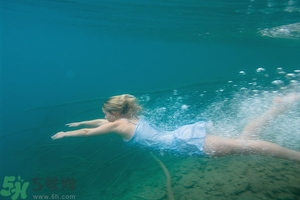 吃完晚飯可以立即游泳嗎？吃完飯游泳對(duì)身體好嗎？