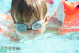 吃完晚飯可以立即游泳嗎？吃完飯游泳對身體好嗎？