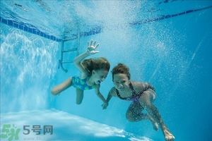 游完泳身上癢怎么回事？游泳完身上癢該怎么辦？