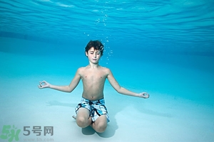 吃完晚飯可以立即游泳嗎？吃完飯游泳對(duì)身體好嗎？