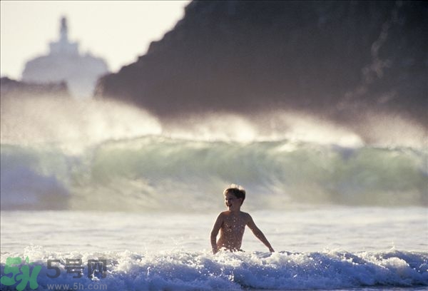 游泳不帶泳鏡可以嗎？在水下可以睜開(kāi)眼睛嗎？