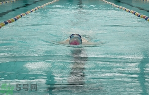 吃完晚飯可以立即游泳嗎？吃完飯游泳對身體好嗎？