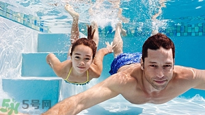 游泳不帶泳鏡可以嗎？在水下可以睜開(kāi)眼睛嗎？