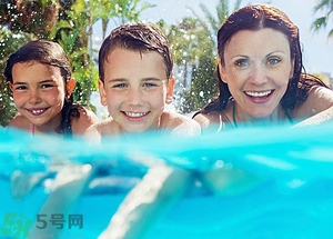 游泳不帶泳鏡可以嗎？在水下可以睜開(kāi)眼睛嗎？