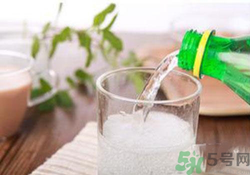 雪碧和可樂哪個對身體的危害更大？雪碧和可樂哪個好？