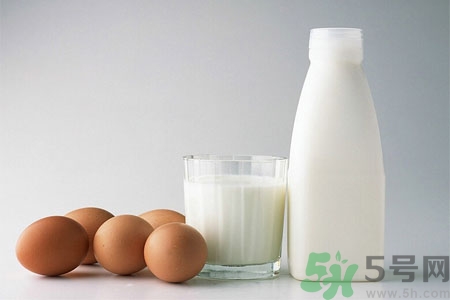 喝牛奶拉肚子怎么回事？?如何預(yù)防喝牛奶拉肚子呢？