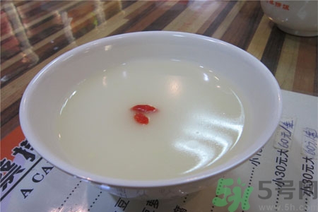 嬰兒能喝米湯加牛奶嗎？嬰兒喝米湯有什么好處？