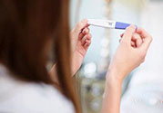用驗(yàn)孕棒測(cè)出懷孕但是來(lái)月經(jīng)是怎么回事？