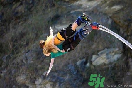 蹦極可以兩個(gè)人一起跳嗎？蹦極需要注意什么？