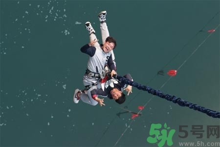 蹦極可以兩個(gè)人一起跳嗎？蹦極需要注意什么？