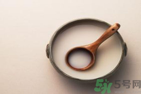 米酒變黃了是什么原因？米酒變黃了還能吃嗎？