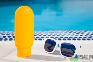 防曬霜會(huì)堵塞毛孔嗎？防曬霜需要卸妝嗎？