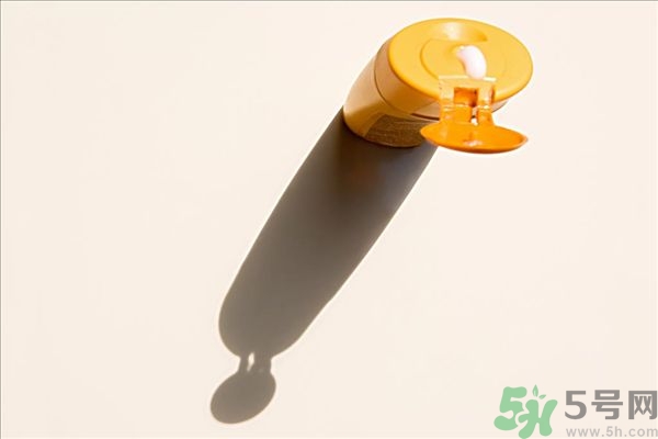 防曬霜會(huì)堵塞毛孔嗎？防曬霜需要卸妝嗎？