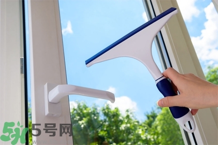 擦玻璃小竅門方法是什么？擦玻璃的小竅門有哪些？