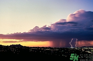 打雷可以撐傘嗎？打雷可以玩筆記本電腦嗎？