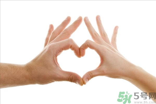 手上長小疙瘩怎么辦？手上長小疙瘩很癢是怎么回事？