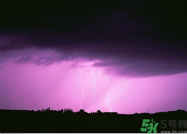 打雷可以撐傘嗎？打雷可以玩筆記本電腦嗎？