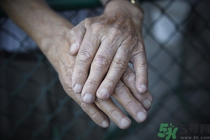 手上長小疙瘩怎么辦？手上長小疙瘩很癢是怎么回事？