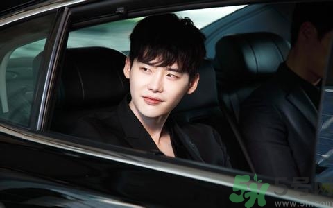 李鐘碩開的什么車？姜哲開的什么車？