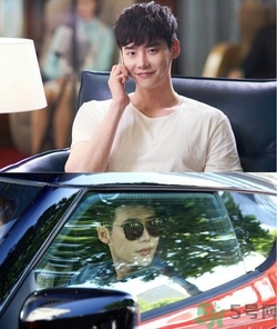 李鐘碩開的什么車？姜哲開的什么車？