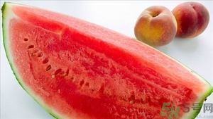 桃子和西瓜一起吃會中毒嗎？桃子和西瓜不能一起吃嗎？
