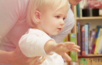 寶寶走路外八字怎么辦？寶寶走路外八字該如可矯正？