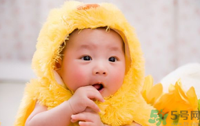 寶寶特別喜歡含著手指睡覺(jué)怎么辦？怎樣糾正寶寶含著手指睡覺(jué)的習(xí)慣？