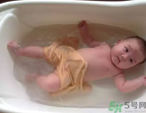 給寶寶洗澡是飯前好還是飯后好？寶寶洗澡愛哭鬧怎么辦？
